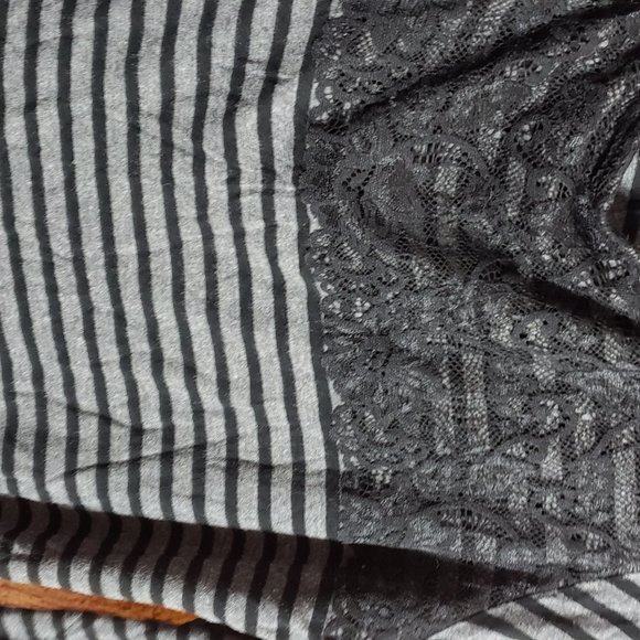 { 7 FOR $45 } EUC LADIES SOMA BLACK GREY STRIPED STRETCHY LOUNGE BLOUSE - Picture 5 of 5